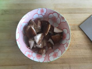 油豆腐香菇红烧肉,全部切好，备用