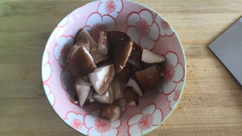 油豆腐香菇红烧肉,全部切好，备用