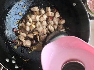 油豆腐香菇红烧肉,加热开水