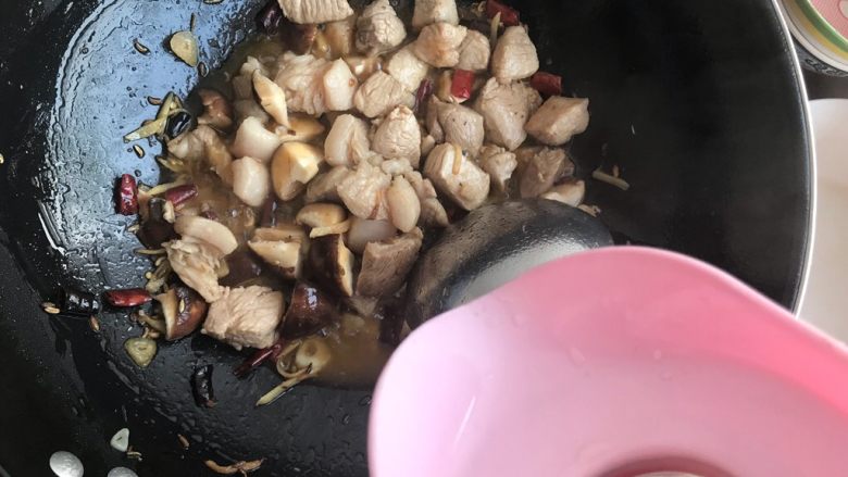 油豆腐香菇红烧肉,加热开水