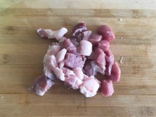 油豆腐香菇红烧肉,猪肉洗净，如图所示，切成合适的块