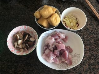 油豆腐香菇红烧肉,全部处理好，可以开煮了