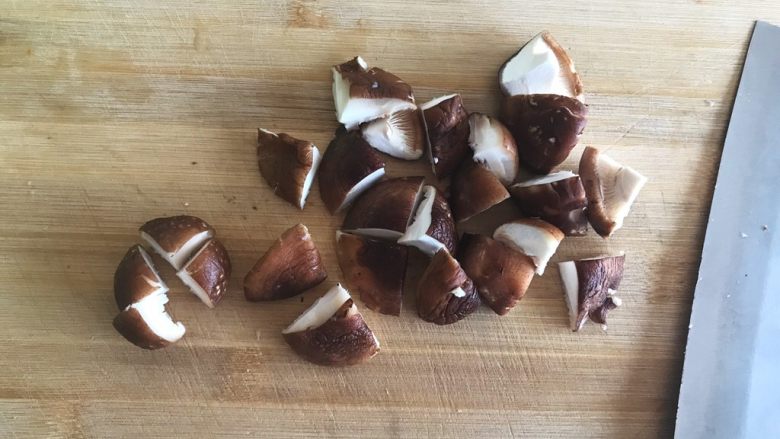 油豆腐香菇红烧肉,如图所示，对半再对半切开