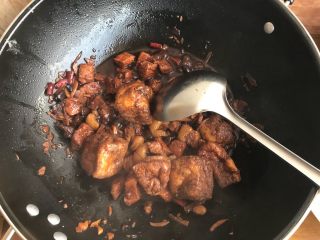 油豆腐香菇红烧肉,5分钟后，打开锅盖，转中大火，翻炒至汤汁收紧，即可