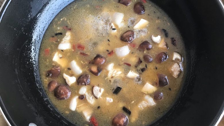 油豆腐香菇红烧肉,水量和图片中那么多就差不多了