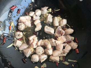 油豆腐香菇红烧肉,翻炒至猪肉变色