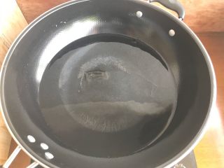 老干妈香椿拌皮蛋,煮一锅水