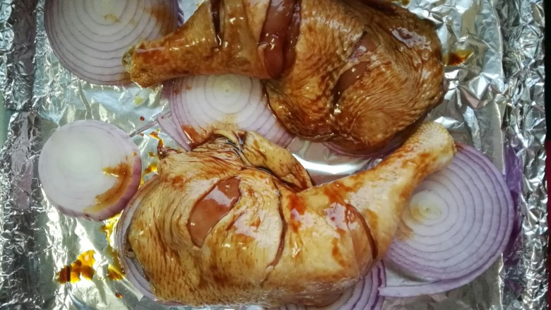 烤鸡腿（烤箱版）,腌渍好的鸡腿放在洋葱上面，洋葱是最可以入味的，超好吃😊