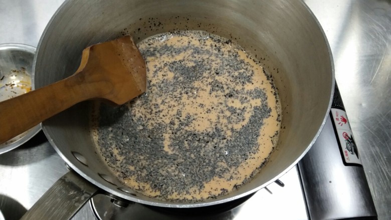 焦糖泰式奶茶,糖煮焦后加入牛奶和茶叶小火煮出茶味关火