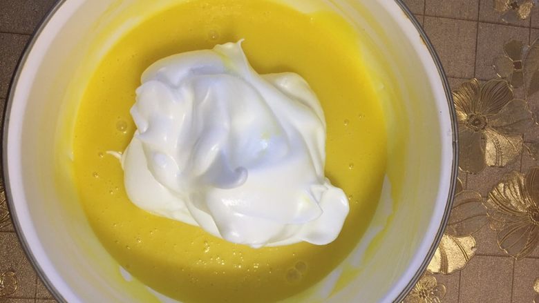 8寸戚风蛋糕,把1/3的打发好的蛋白加入打蛋黄面糊里，上下抄拌均匀