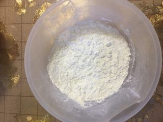 8寸戚风蛋糕,加入过筛了的面粉和粟粉，继续搅拌均匀至光滑无颗粒状态