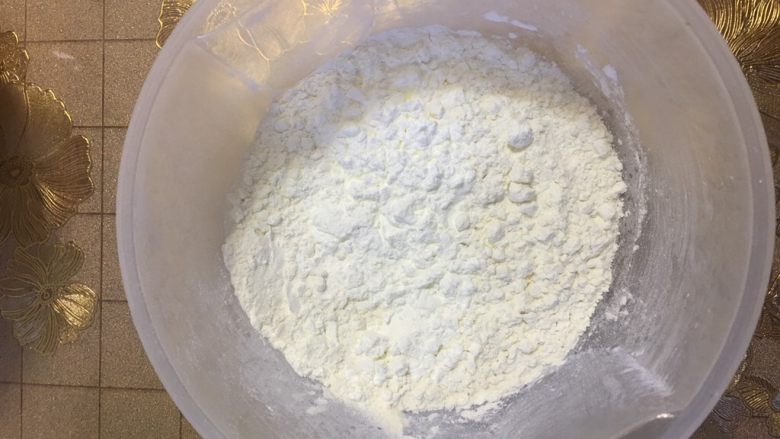 8寸戚风蛋糕,加入过筛了的面粉和粟粉，继续搅拌均匀至光滑无颗粒状态