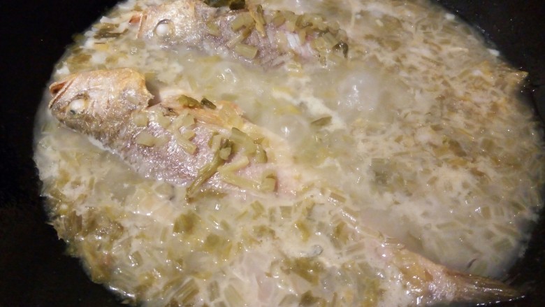 下饭菜～雪菜黄鱼汤,先大火烧开，再中小火慢慢炖，看看这鱼汤，才煮了10分钟，就变白了，站在旁边都闻得到浓浓的鱼香味，还有雪菜的酸香味