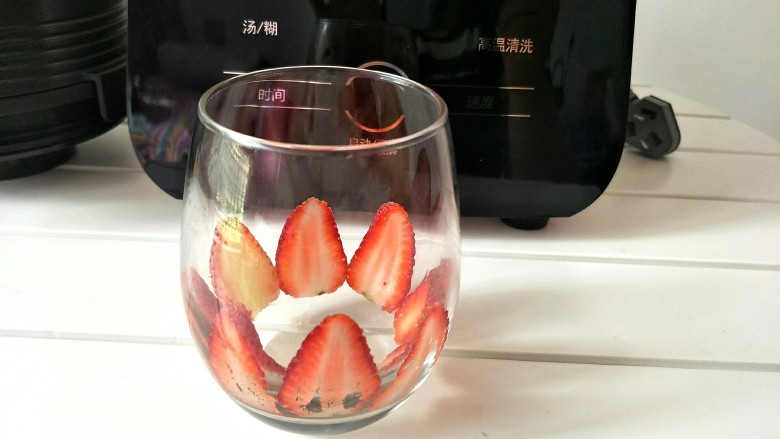 草莓🍓蓝莓双层思慕雪,取一颗新鲜草莓切薄片，贴在杯壁上