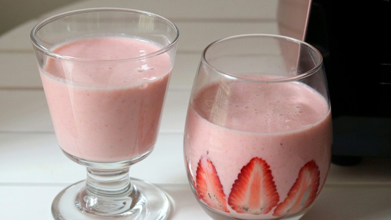 草莓🍓蓝莓双层思慕雪,缓缓倒入杯子里