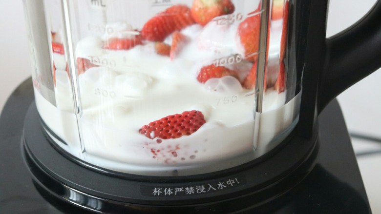 草莓🍓蓝莓双层思慕雪,加入酸奶和炼乳，炼乳也可以不放，做出来就是比较酸