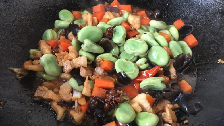 #菌类料理# 黑木耳肉丁蚕豆酥,倒入蚕豆，继续翻炒至蚕豆熟。