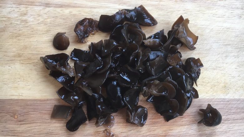 #菌类料理# 黑木耳肉丁蚕豆酥,将黑木耳切成和蚕豆大小的丁，备用。