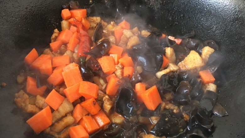 #菌类料理# 黑木耳肉丁蚕豆酥,放入胡萝卜丁。