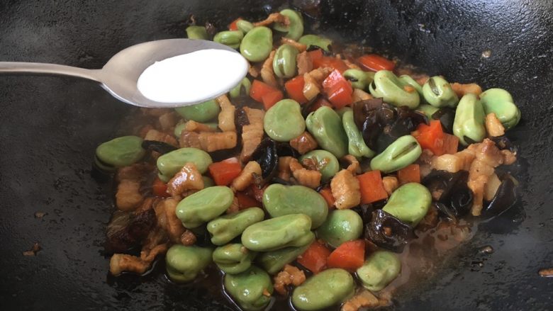 #菌类料理# 黑木耳肉丁蚕豆酥,淋入1勺水淀粉勾芡即可。