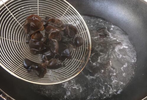 #菌类料理# 黑木耳肉丁蚕豆酥,黑木耳焯水，焯水时间1~2分钟，捞出后过凉水，沥干水分备用。