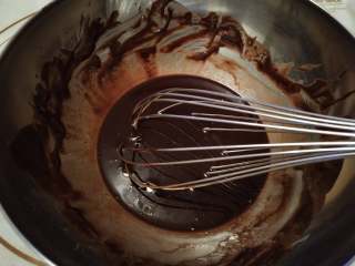 梨享布朗尼,隔水加热并不断搅拌，直到巧克力和黄油完全融化成液态即可