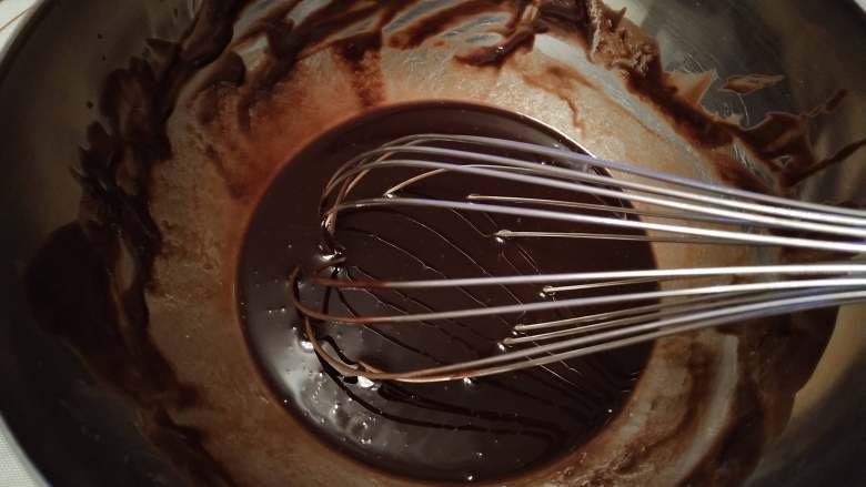 梨享布朗尼,隔水加热并不断搅拌，直到巧克力和黄油完全融化成液态即可
