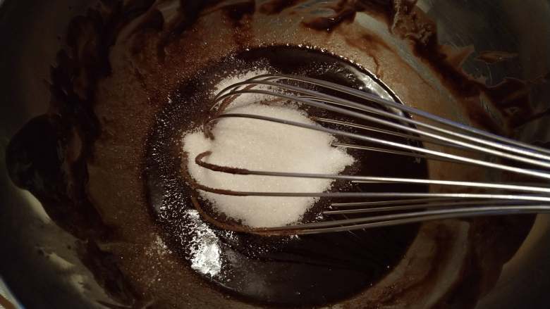 梨享布朗尼,在巧克力黄油糊中加入细砂糖搅拌均匀