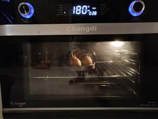 梨享布朗尼, 烤箱预热180度，中层烤30分钟左右