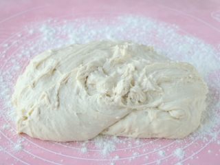 老家面饼,砧板上撒适量的干粉，面团放到砧板上揉均匀