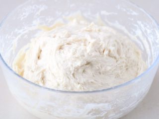 老家面饼,用筷子拌成比较湿润粘手的面团即可，盖上保鲜膜放在温暖的地方发酵；