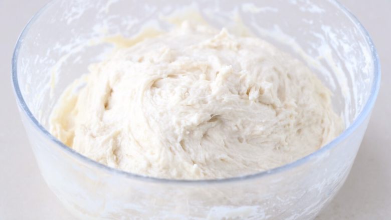 老家面饼,用筷子拌成比较湿润粘手的面团即可，盖上保鲜膜放在温暖的地方发酵；