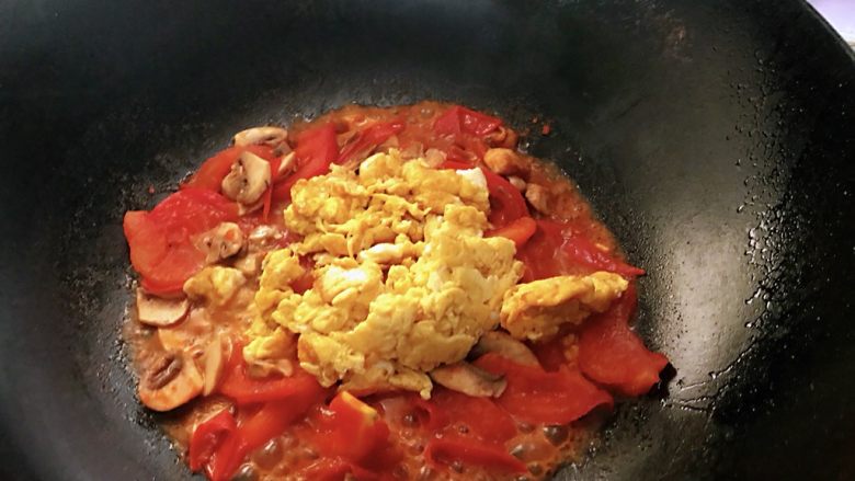 营养教授说番茄炒蛋加一物，人人称赞，成为你家的得意料理！,快熟时加入炒好的蛋，盐，炒匀起锅。
