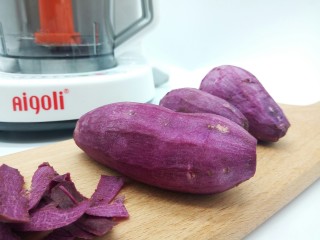 奶香紫薯泥,用削皮刀把紫薯的外皮削一下，