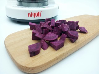 奶香紫薯泥,紫薯对半切开，再切小块，