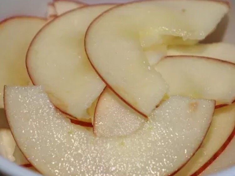 空气炸锅版酥皮苹果玫瑰,苹果去核用切菜器切成这样的薄片放入水里，滴入3滴柠檬汁微波炉叮3分钟，时间要看微波炉的脾气了哈哈😄苹果软了就可以