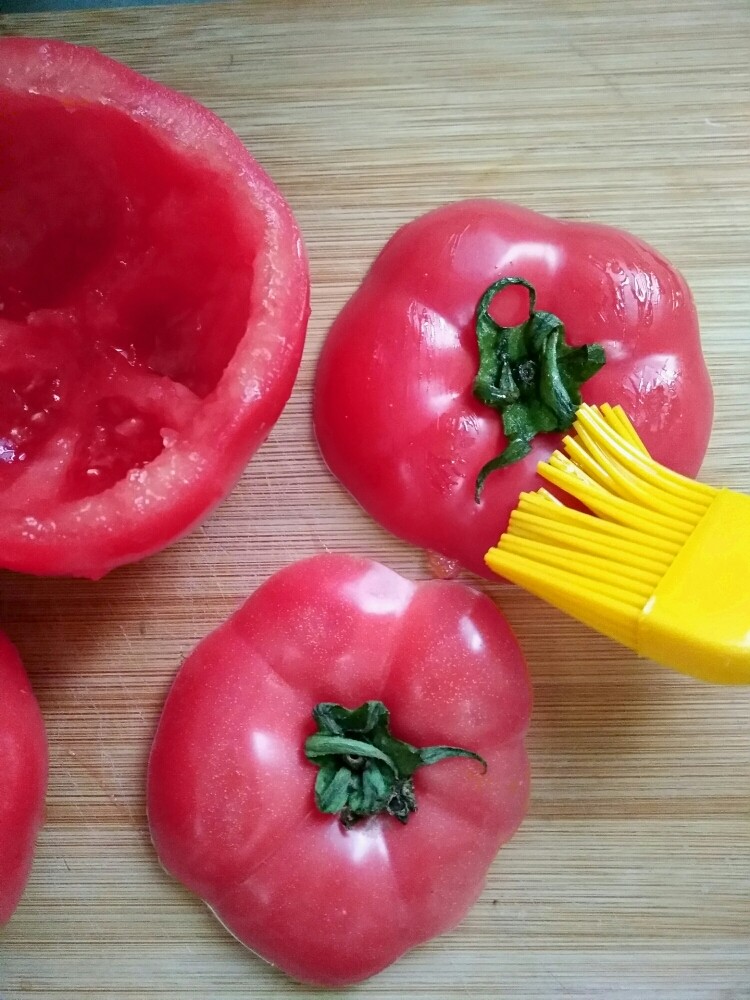 芝士番茄烤蛋,番茄表面刷一层橄榄油
