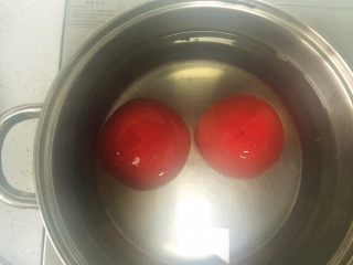 番茄土豆拌汤,番茄放到开水里烫几分钟