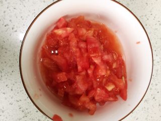 番茄土豆拌汤,番茄烫好后去皮，切丁