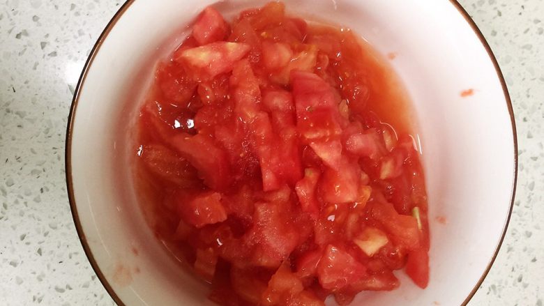 番茄土豆拌汤,番茄烫好后去皮，切丁