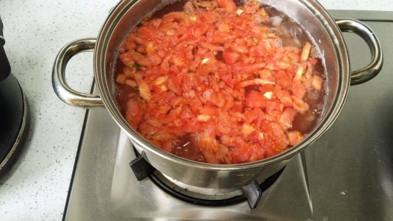番茄土豆拌汤,水烧开后先煮土豆，土豆熟了放番茄