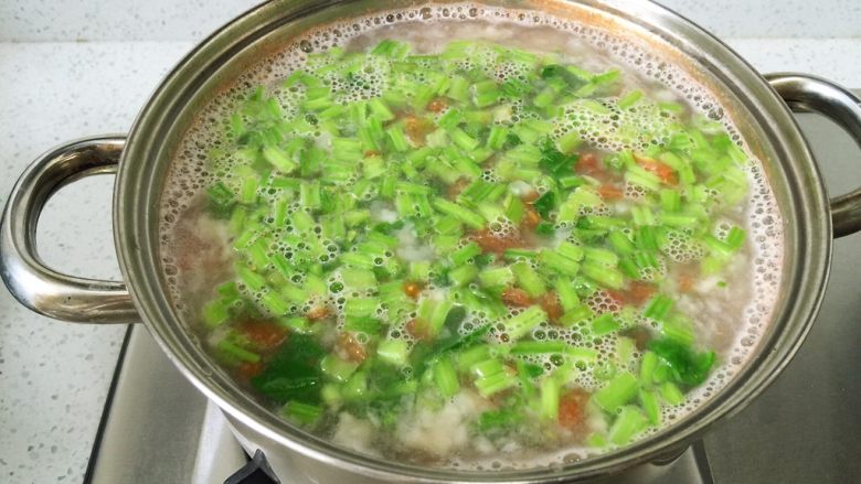 番茄土豆拌汤,接下来打面糊，面糊在锅里结成小块后放菠菜