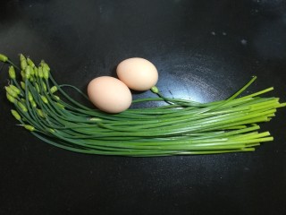 韭苔炒鸡蛋,准备好食材。