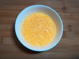 韭苔炒鸡蛋,放一丟丢盐，用筷子打散打匀。