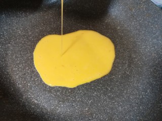 韭苔炒鸡蛋,锅烧至微热倒入打散的蛋液，不是不粘锅的，要刷一层薄油，防止鸡蛋粘锅。