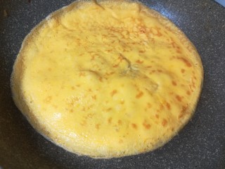 韭苔炒鸡蛋,鸡蛋凝固后取出晾凉待。