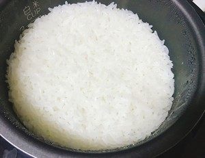 花朵寿司,先煮一锅香喷喷的米饭。
淘净后的大米，放入适量水，不要太多，就平时煮米饭的水量就OK啦。