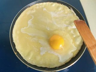 酥脆饺子皮杂粮鸡蛋饼,打入一个鸡蛋
