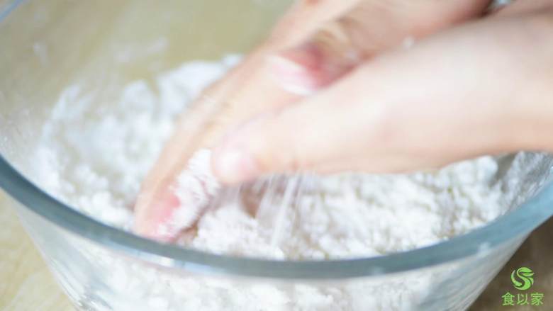 玫瑰松糕,手搓散粘米粉。