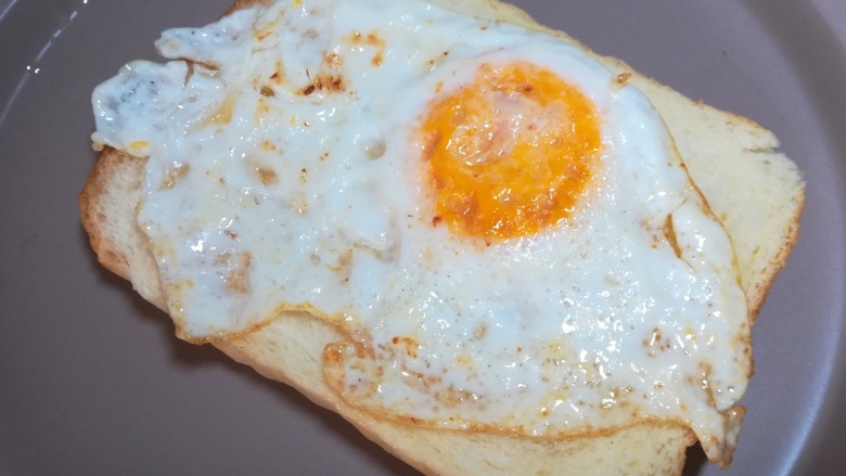 缤纷三明治,放上煎好的鸡蛋。